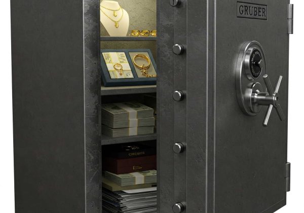 Comparación entre una caja de seguridad bancaria y una caja fuerte en casa. Resalta la diferencia en seguridad y accesibilidad entre ambas opciones.